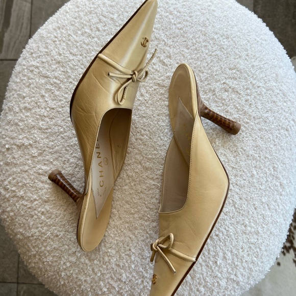 Vintage Chanel CC Beige Leather Bow Mule Heels - Picture 5 of 15